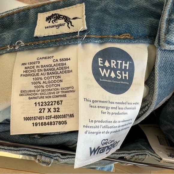 Wrangler Women’s Wanderer High Rise Flare Jeans Tiger Print Light Wash 27 NWT - Picture 7 of 7